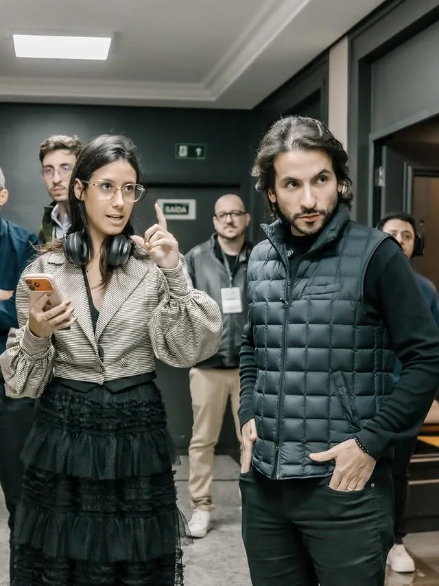 Annie Lemos dirigindo os bastidores de um lançamento