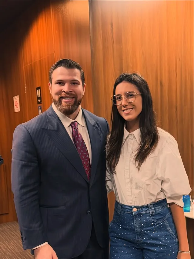 Annie Lemos ao lado de um empresário em evento do mercado digital