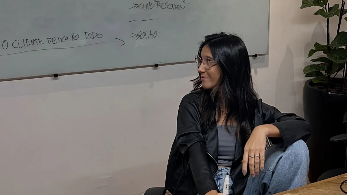Annie Lemos dando aula ao vivo em frente ao quadro de estratégia